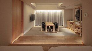 [Forest Twin] 44m² / bed width 1,200mm + futon. You can see the mountains and greenery from the terrace.