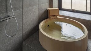 [Guest room facilities/semi-open-air bath] Enjoy a relaxing stay in a space filled with the scent of Japanese cypress.