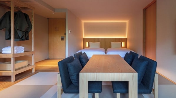 [Forest Twin] 44m² / bed width 1,200mm + futon. A room surrounded by greenery on the mountain side.