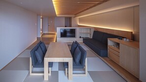 [Premium Suite] 62 m² / bed width 1,200 mm + sofa bed. A relaxing space equipped with chairs and a table.