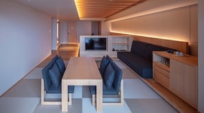 [Premium Suite] 62 m² / bed width 1,200 mm + sofa bed. A relaxing space equipped with chairs and a table.
