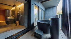 [Premium Suite] 62㎡ / bed width 1,200mm + sofa bed. Enjoy your own time in the open-air bath.