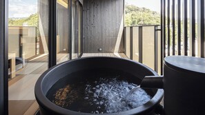 [Guest room facilities/open-air bath] A ceramic bath where you can relax while feeling the outside breeze.