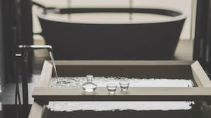 [SOKI Suite] 66 m² / bed width 1,800 mm. A luxurious setting with a semi-open-air bath and an open-air bath.