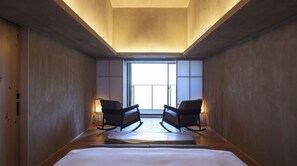 [SOKI Suite] 66 m² / bed width 1,800 mm. You can enjoy a panoramic view of Atami city from the terrace.