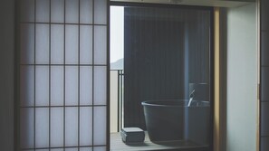 [Terrace Bath Twin] 40m² / bed width 1,200mm You can enjoy the view of Atami Bay from the terrace.