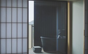 [Terrace Bath Twin] 40m² / bed width 1,200mm You can enjoy the view of Atami Bay from the terrace.