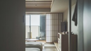 [Terrace Bath Twin] 40m² / bed width 1,200mm. Artwork is displayed in the tokonoma alcove.