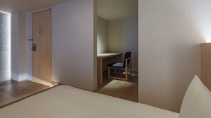 [Grand Twin] 62m² / bed width 1,200mm + sofa bed. A desk is provided next to the bed.