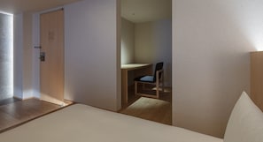 [Grand Twin] 62m² / bed width 1,200mm + sofa bed. A desk is provided next to the bed.