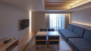 [Grand Twin] 62m² / bed width 1,200mm + sofa bed. Equipped with a semi-open-air Japanese cypress bath.