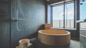 [Guest room facilities/semi-open-air bath] Enjoy a natural moment while soaking in the hot spring.