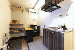 Kitchen (shared with guests on 1st floor)