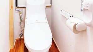 [Toilet] Equipped with a toilet equipped with a warm water washing function