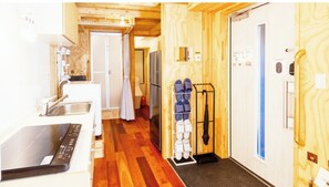 [Kitchen] Equipped with an induction cooker and microwave, so you can feel at ease even during long stays.