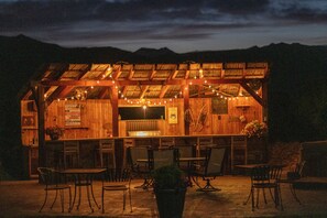 Stay up late to enjoy the backyard ambiance under the Heber mountains. 