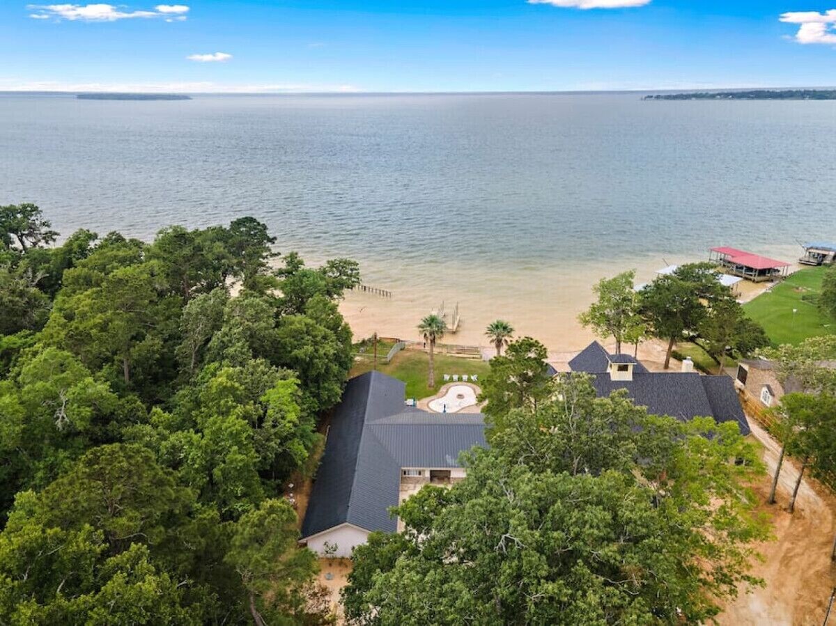 Lakefront home with Pool, Game Room and Dock