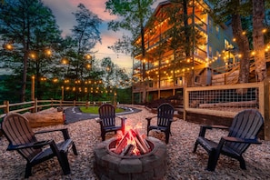 Imagine a night in this luxurious cabin, where the warmth of the fire and the charm of the night create the perfect escape.