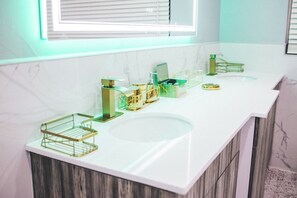 Master Bathroom (upstairs)