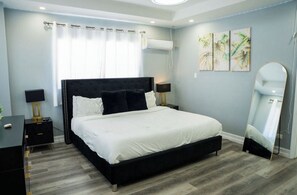 Master Bedroom (upstairs)
Smart TV
Electric Fireplace 