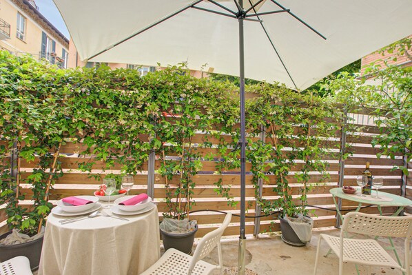 Outdoor dining