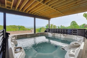 Outdoor spa tub