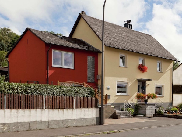 Außenseite Ferienhaus [Sommer]