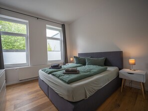 Schlafzimmer 1