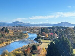River loop walk for views of the river and Lake Taupo 