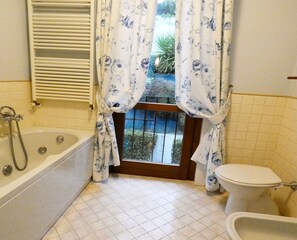 Luminaire Plomberie, Propriété, Robinet, Salle De Bains, Évier, Rideau, Design Intérieur, Bois, Lavabo, Bâtiment