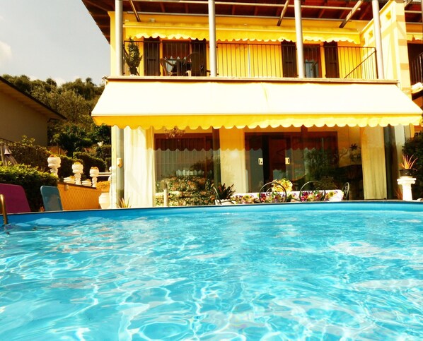 L'Eau, Propriété, Piscine, Bâtiment, Bleu Azur, Plante, Fenêtre, Loisir, Arbre, Ombre