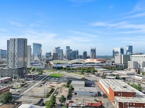 Location- just 15-20 min walk to Lower Broadway