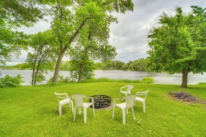 Lake View | Fire Pit | Deck | Gas Grill | 2 Kayaks