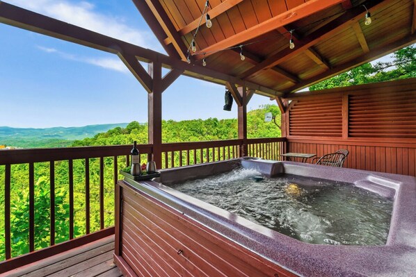 1 Amazing View's bubbling hot tub