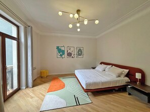 Bedroom with 1 king size bed