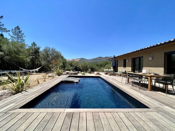 Piscine chauffée Avec plage pour s'allonger