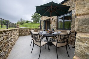 Canny Grouse Barn, near Kirkby Stephen: Enjoy dining al fresco with family and friends