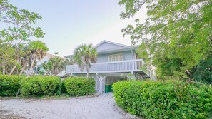 3br/2ba Key West style home