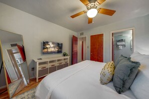 Primary bedroom with king bed, en-suite bathroom, smart TV, and closet