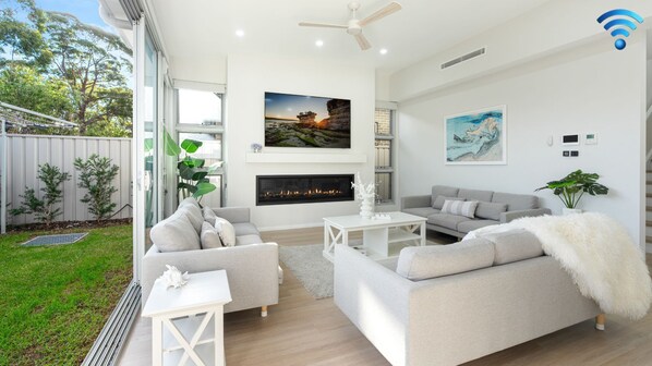 Elliniko | 250m to Beach | Luxury Lounge Room | Fireplace
