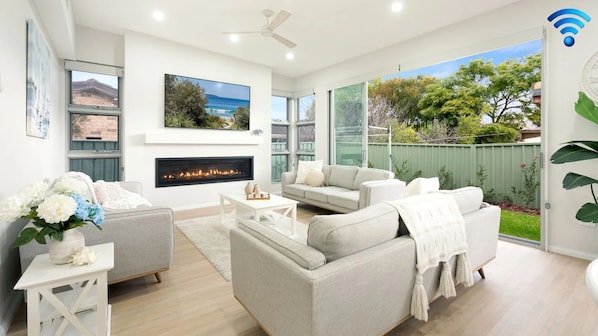 Southern Comfort | 250m to Beach | Luxury Lounge Room | Fireplace