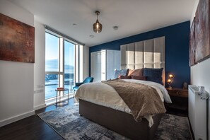 Master bedroom featuring an en-suite, a spacious wardrobe, floor-to-ceiling windows, and breathtaking views.of the Itchen River.