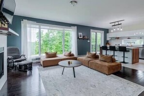 Living room with gas fireplace (2)