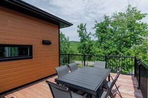 Patio with outdoor dining table (1)