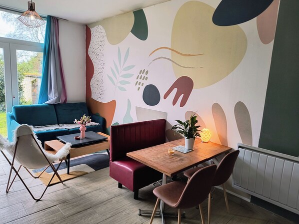 salon, cuisine,hauteur de plafond de 3M 
