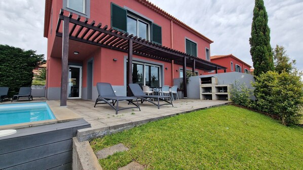 Discover The Red Hot Chill House in Arco da Calheta, where luxury meets breathtaking views. Enjoy a refreshing swim, al fresco dining, and stunning ocean, city, and mountain vistas. Perfect for unforgettable moments. #pool #calheta #AC #BBQ