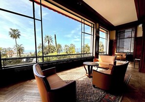 Un des salons communs de la Résidence avec panorama et vue mer, somptueux !