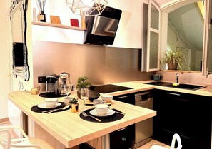 Espace repas pour 2 personnes à proximité immédiate de la cuisine