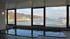 [Large public bath with a view] A large public bath with a great view of Kamaishi Bay.