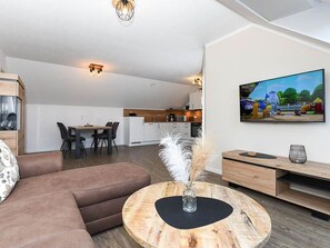 Wohnzimmer mit integriertem Küchenbereich